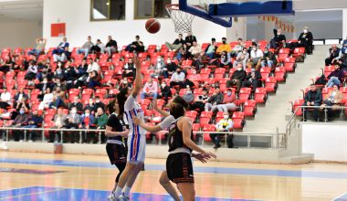 BÜYÜKŞEHİR MSK KADIN BASKETBOL TAKIMI, ÇEŞME’Yİ 93-48 YENDİ