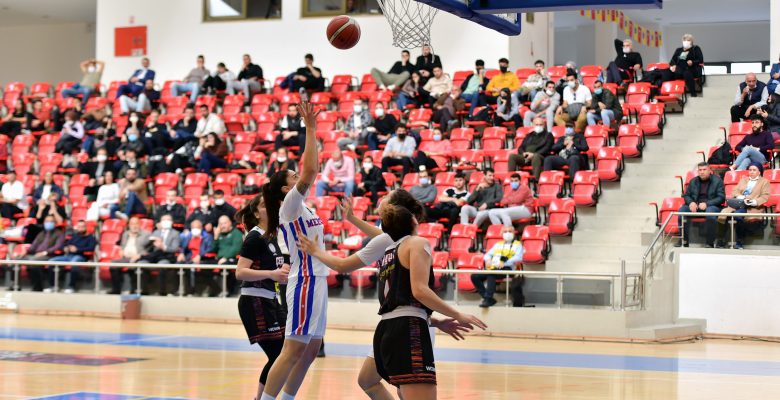 BÜYÜKŞEHİR MSK KADIN BASKETBOL TAKIMI, ÇEŞME’Yİ 93-48 YENDİ