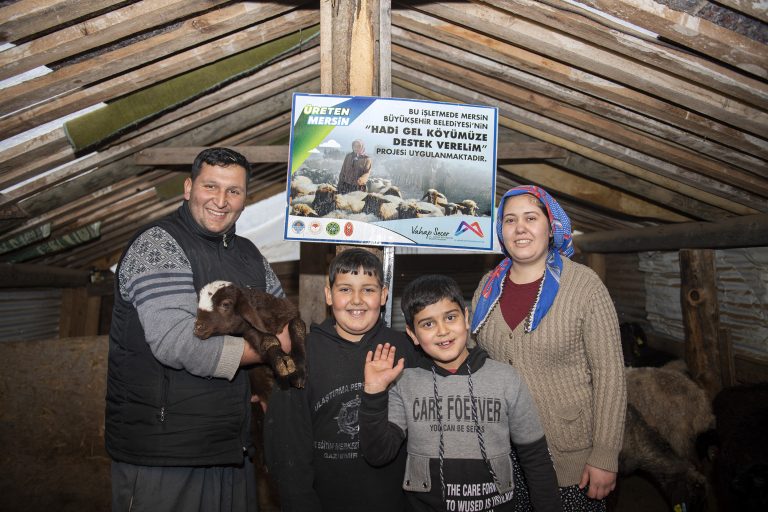 İŞARET KÜPELERİ TAKILAN KÜÇÜKBAŞ HAYVANLAR YENİ YETİŞTİRİCİLERİN OCAĞINDA BEREKETLENECEK