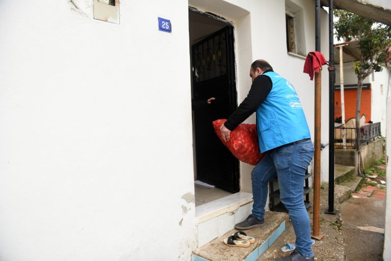 Yenişehir Belediyesi vatandaşlara 50 ton soğan dağıttı