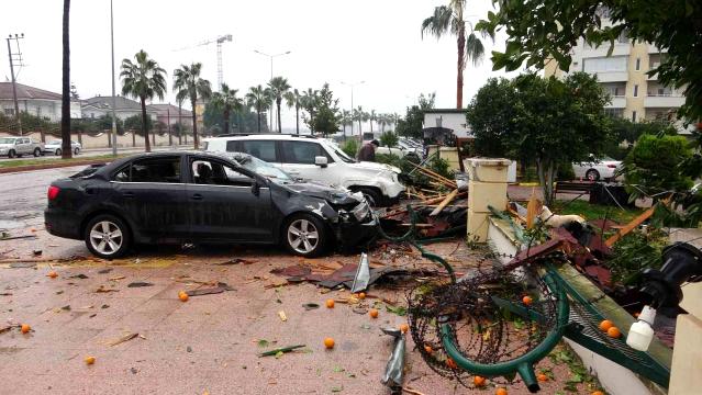 Mersin’de etkili olan fırtına, bir binanın çatısını uçurdu