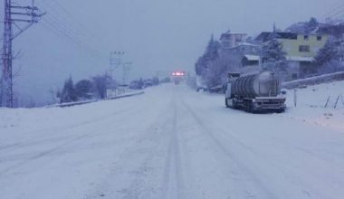 Mersin’de Sertavul Geçidi, kar yağışı nedeniyle kapatıldı