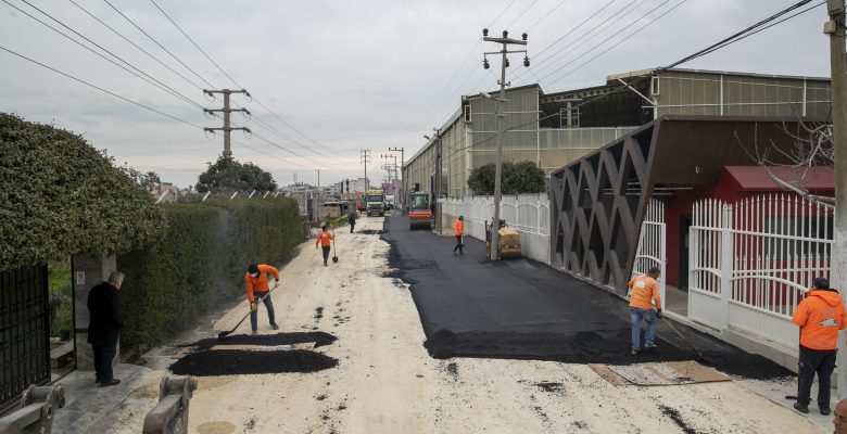 BÜYÜKŞEHİR’DEN ÇİLEK VE KARADUVAR MAHALLELERİNDE EŞ ZAMANLI YOL YAPIM ÇALIŞMASI