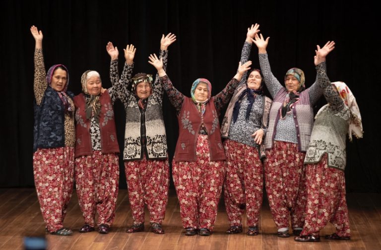 ARSLANKÖYLÜ KADINLAR BÜYÜKŞEHİR’İN SAHNESİNDE PERDE AÇTI