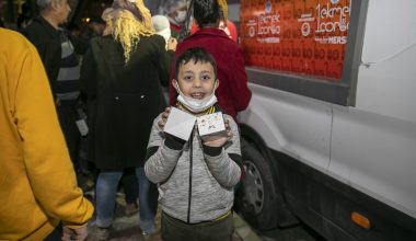 BÜYÜKŞEHİR, BERAT KANDİLİ’NDE 15 BİN KANDİL SİMİDİ DAĞITTI