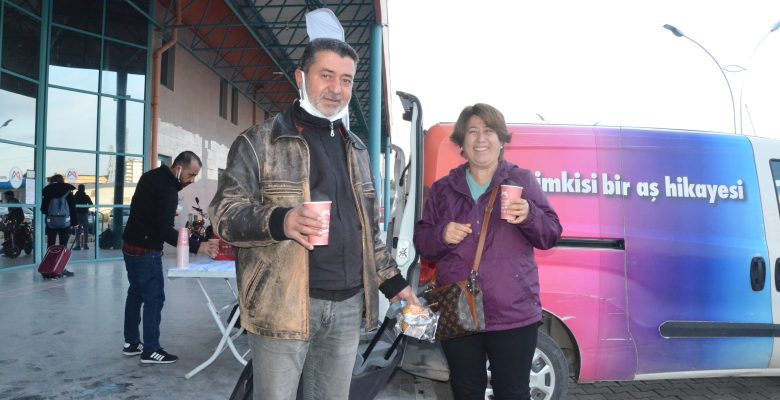 BÜYÜKŞEHİR’İN ONLARCA NOKTADA DAĞITTIĞI ÇORBALAR BİNLERCE VATANDAŞA ULAŞIYOR