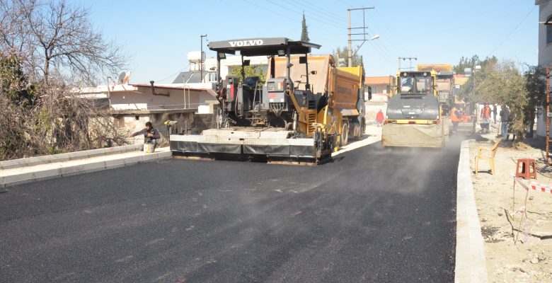 BÜYÜKŞEHİR EKİPLERİ, MAHALLELERİ KALİTELİ YOL AĞINA KAVUŞTURUYOR