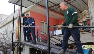 BAŞKAN YILMAZ’DAN, BEDENSEL ENGELLİ GENCİN EVİNE ENGELLİ RAMPASI