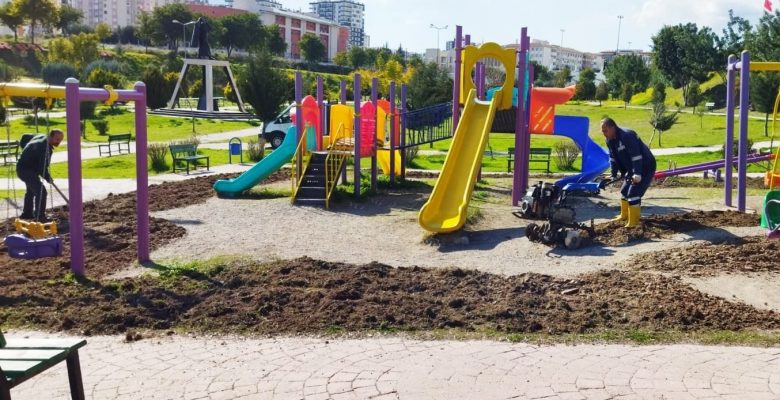 TOROSLAR’DA PARK VE YEŞİL ALANLAR BAKIMDAN GEÇİYOR