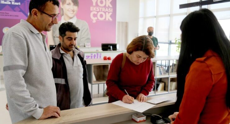 Mezitli Belediyesi Çalışanları İhtiyaç Sahiplerine Yardım Etti