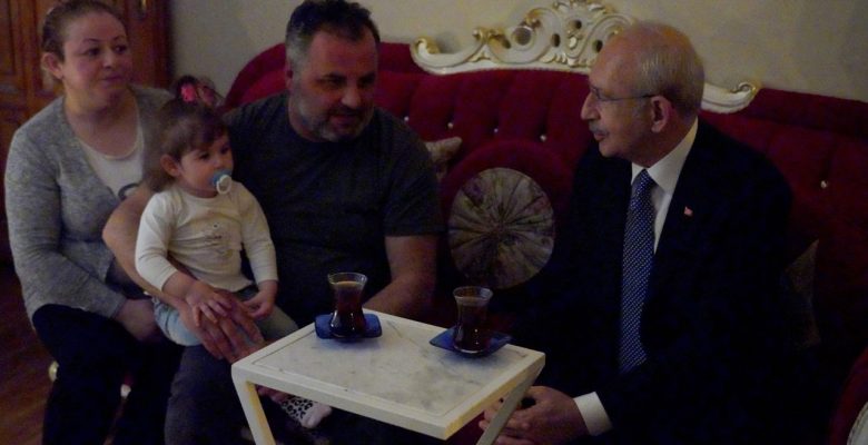 Kılıçdaroğlu İstanbul’da elektriksiz aileyi ziyaret etti