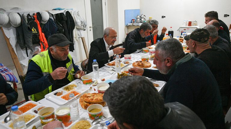 Kılıçdaroğlu, inşaat işçileriyle iftar yaptı