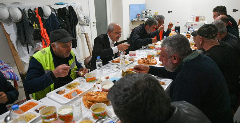 Kılıçdaroğlu, inşaat işçileriyle iftar yaptı