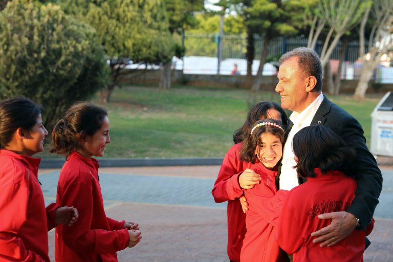 BAŞKAN SEÇER, KIR ÇİÇEKLERİ İLE BULUŞTU