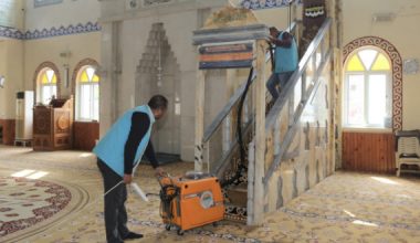 TOROSLAR’IN İBADETHANE TEMİZLİK EKİBİ, CAMİLERİ PIRIL PIRIL YAPIYOR