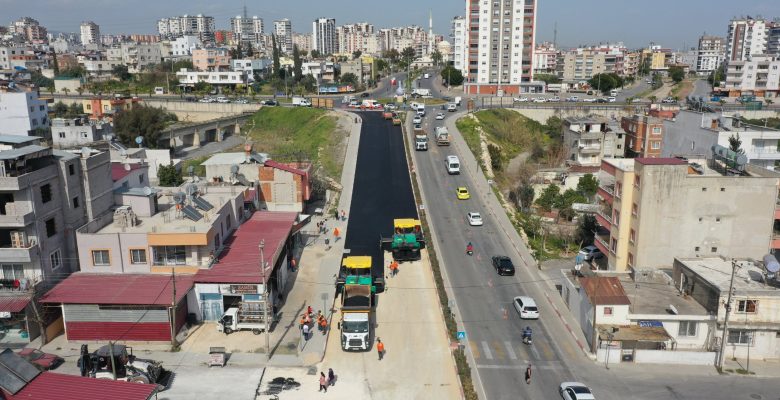 BÜYÜKŞEHİR’DEN TOROSLAR MİTHAT TOROĞLU MAHALLESİ’NDE YOL YENİLEME ÇALIŞMASI