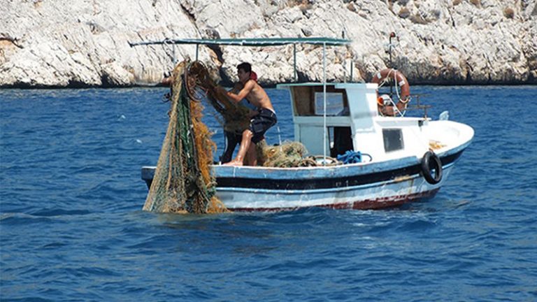 Mersin’de balıkçı ağına 62 kilo esrar takıldı