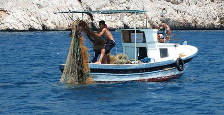 Mersin’de balıkçı ağına 62 kilo esrar takıldı