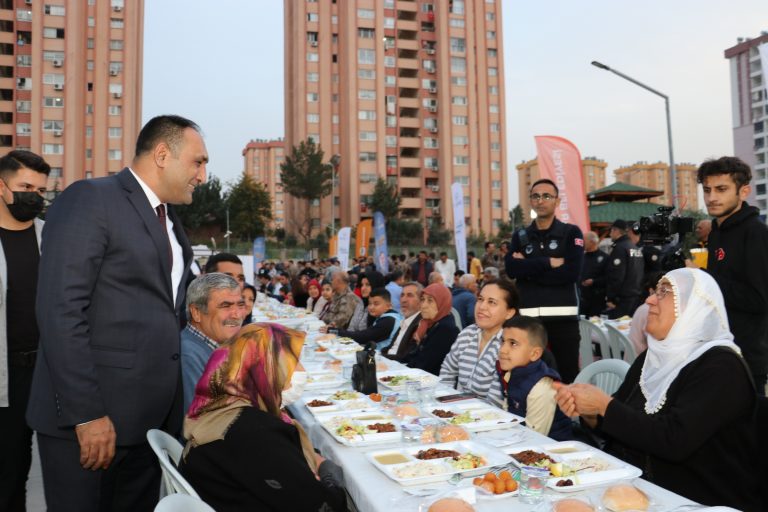 BAŞKAN YILMAZ, EMNİYET MENSUPLARI VE ŞEHİT AİLELERİ İLE İFTARDA BULUŞTU