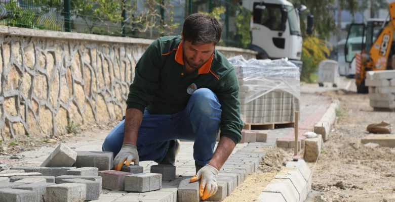 TOROSLAR ÜRETİYOR, YOLLAR YENİLENİYOR