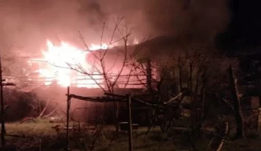 Mersin’de evinde yangın çıkan yaşlı kadını komşuları kurtardı