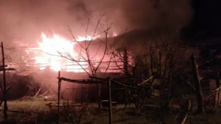 Mersin’de evinde yangın çıkan yaşlı kadını komşuları kurtardı