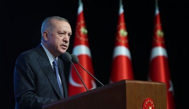 Erdoğan’dan vergi açıklaması: Devamlı artırıyoruz, çok rahatsızlar; hem suluda artırıyoruz, hem sigarada artırıyoruz   “Aç sefil geziyor; rakıyı, birayı almaktan geri durmuyor”