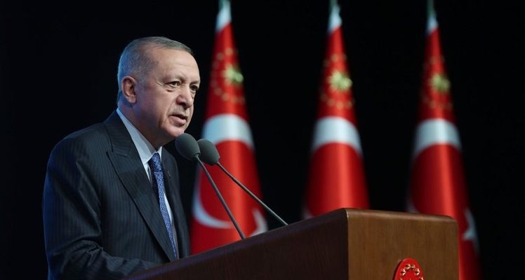 Erdoğan’dan vergi açıklaması: Devamlı artırıyoruz, çok rahatsızlar; hem suluda artırıyoruz, hem sigarada artırıyoruz   “Aç sefil geziyor; rakıyı, birayı almaktan geri durmuyor”