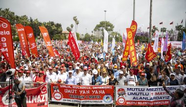 BAŞKAN SEÇER, 1 MAYIS’TA İŞÇİ VE EMEKÇİLERLE BULUŞTU