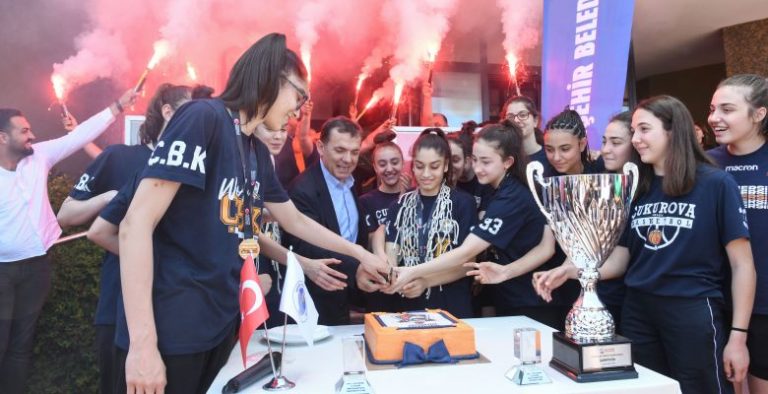 Başkan Abdullah Özyiğit, Şampiyon takımı karşıladı