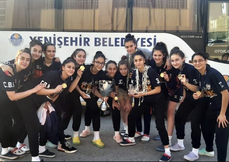 Başkan Özyiğit, “Bu başarı tesadüf değil”. Bir sezonda 5 final 3 kupa