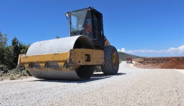 MERSİN BÜYÜKŞEHİR YOLLARI ASFALTLIYOR, VATANDAŞLAR TOZDAN KURTULUYOR