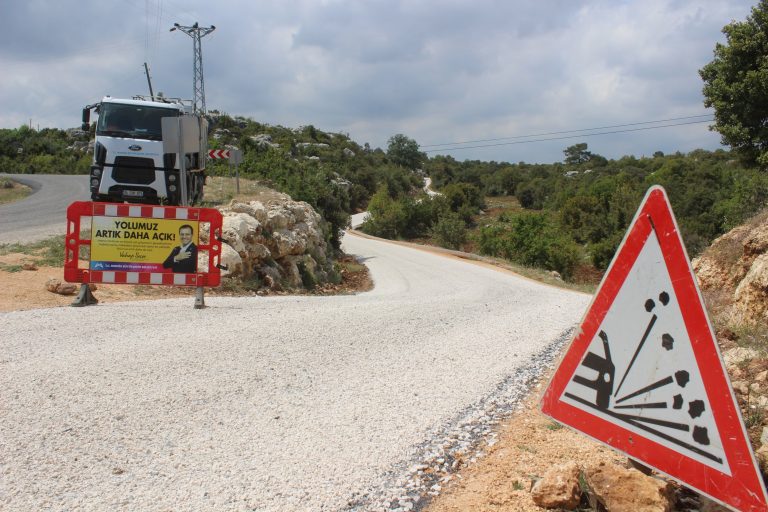 SİLİFKE’DE ÜRETİM BÖLGELERİNİN YOLLARI ASFALTLANIYOR