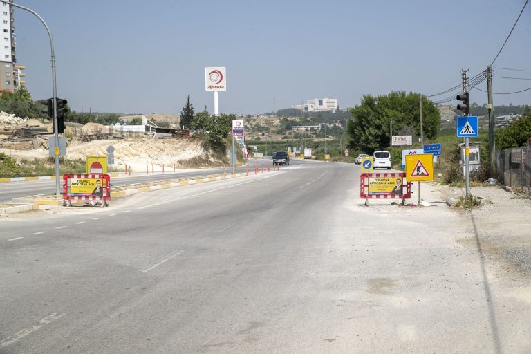 TARSUS’TA İLK KEZ BİR YOL 3 ŞERİTLİ DURUMA GETİRİLİYOR