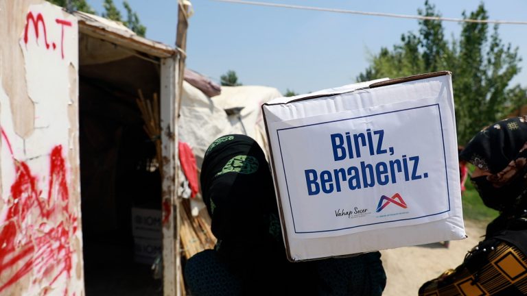 MERSİN BÜYÜKŞEHİR BELEDİYESİ, MEVSİMLİK TARIM İŞÇİLERİNE HİJYEN KOLİLERİNİ DAĞITTI