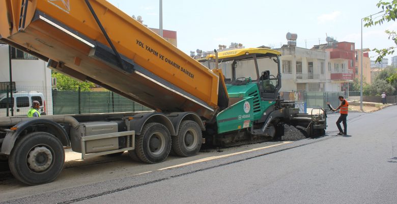 MERSİN BÜYÜKŞEHİR’İN YOL YAPIM EKİPLERİ, EĞRİÇAM MAHALLESİ’NDE ASFALT ÇALIŞMASI YAPIYOR