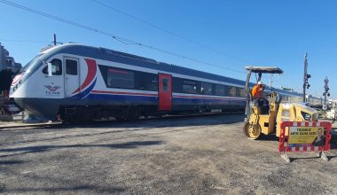 BÜYÜKŞEHİR VE TCDD EKİPLERİ, HEMZEMİN GEÇİTLERDE DÜZENLEME ÇALIŞMALARINI SÜRDÜRÜYOR