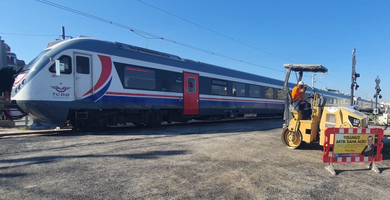 BÜYÜKŞEHİR VE TCDD EKİPLERİ, HEMZEMİN GEÇİTLERDE DÜZENLEME ÇALIŞMALARINI SÜRDÜRÜYOR