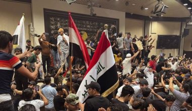 Protestocuların Meclis’i bastığı Irak’ta resmi kurumlar tatil edildi