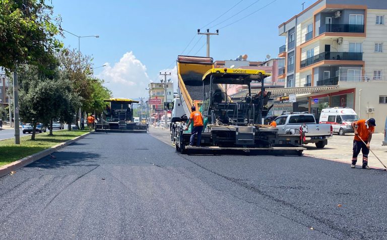 BÜYÜKŞEHİR YOL YAPIM EKİPLERİ KENT GENELİNDEKİ MESAİSİNİ SÜRDÜRÜYOR