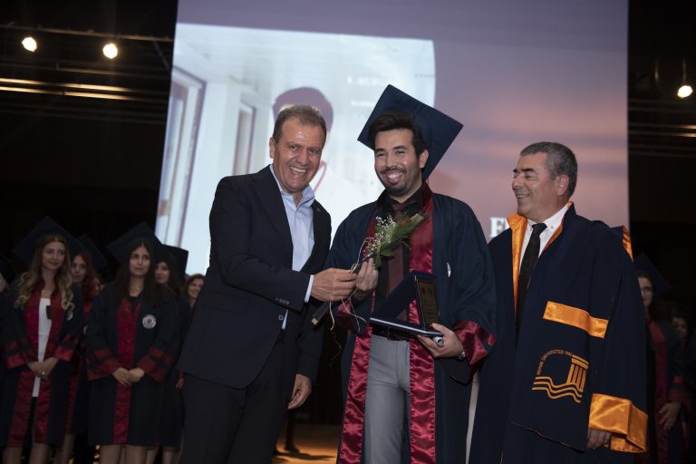BAŞKAN SEÇER, MEÜ TIP FAKÜLTESİ’NİN MEZUNİYET TÖRENİ’NDE GENÇ HEKİMLERİN HEYECANLARINA ORTAK OLDU