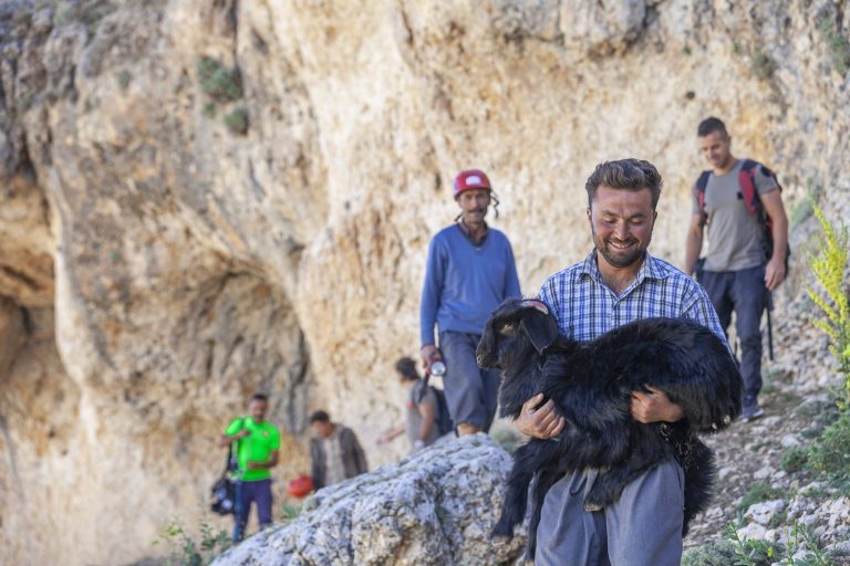 BÜYÜKŞEHİR İTFAİYE EKİPLERİ, 15 METRELİK OBRUĞA DÜŞEN KEÇİYİ KURTARDI