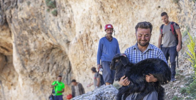 BÜYÜKŞEHİR İTFAİYE EKİPLERİ, 15 METRELİK OBRUĞA DÜŞEN KEÇİYİ KURTARDI