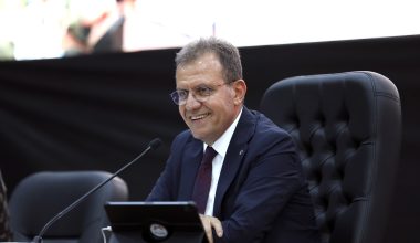 SEÇER :“AĞAÇ SEVGİSİ, YEŞİL HASSASİYETİ ÜZERİNDEN BİZİM ÜZERİMİZE GELİNDİĞİ ANDA VİCDANLAR SIZLAR”