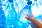 Şişelenmiş sularla ilgili endişe veren araştırma: Bir çocuk yıllık 16 bin mikroplastik yutuyor