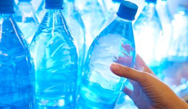 Şişelenmiş sularla ilgili endişe veren araştırma: Bir çocuk yıllık 16 bin mikroplastik yutuyor