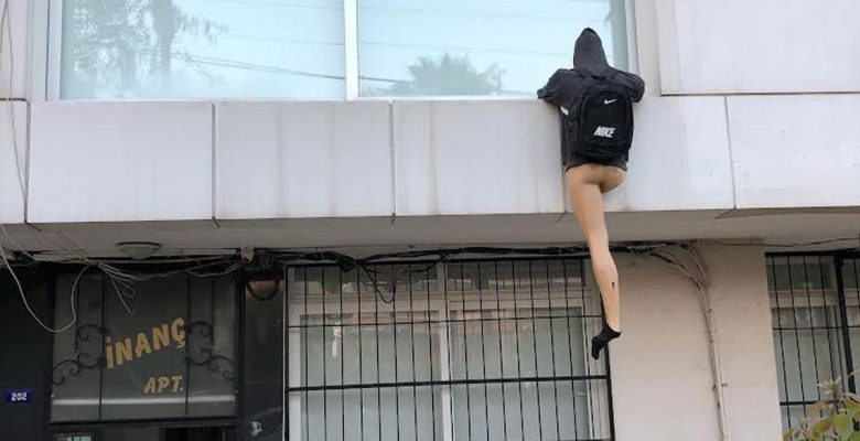 ‘Eve tırmanan hırsız’ mankeninin pantolonu çalındı