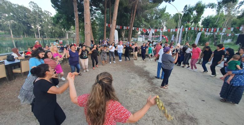 MERSİN BÜYÜKŞEHİR’DEN EMEKÇİ KADINLARA EĞLENCE PROGRAMI