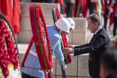 SEÇER: “30 AĞUSTOS, BUGÜNKÜ BAĞIMSIZ VE DEMOKRATİK TÜRKİYE’NİN İLK KİLOMETRE TAŞLARININ DA DÖŞENDİĞİ BİR GÜNDÜR”