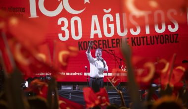 BAŞKAN SEÇER, ZAFER BAYRAMI’NDA BİNLERCE GENÇLE BİRLİKTE 10. YIL MARŞI’NI SÖYLEDİ